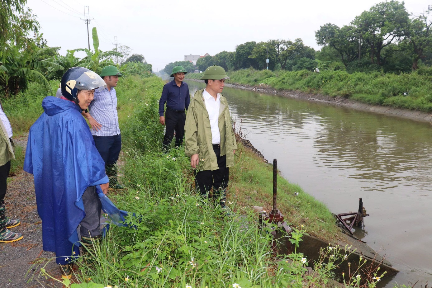 Ảnh có chứa ngoài trời, trang phục, thực vật, người  Nội dung do AI tạo ra có thể không chính xác.