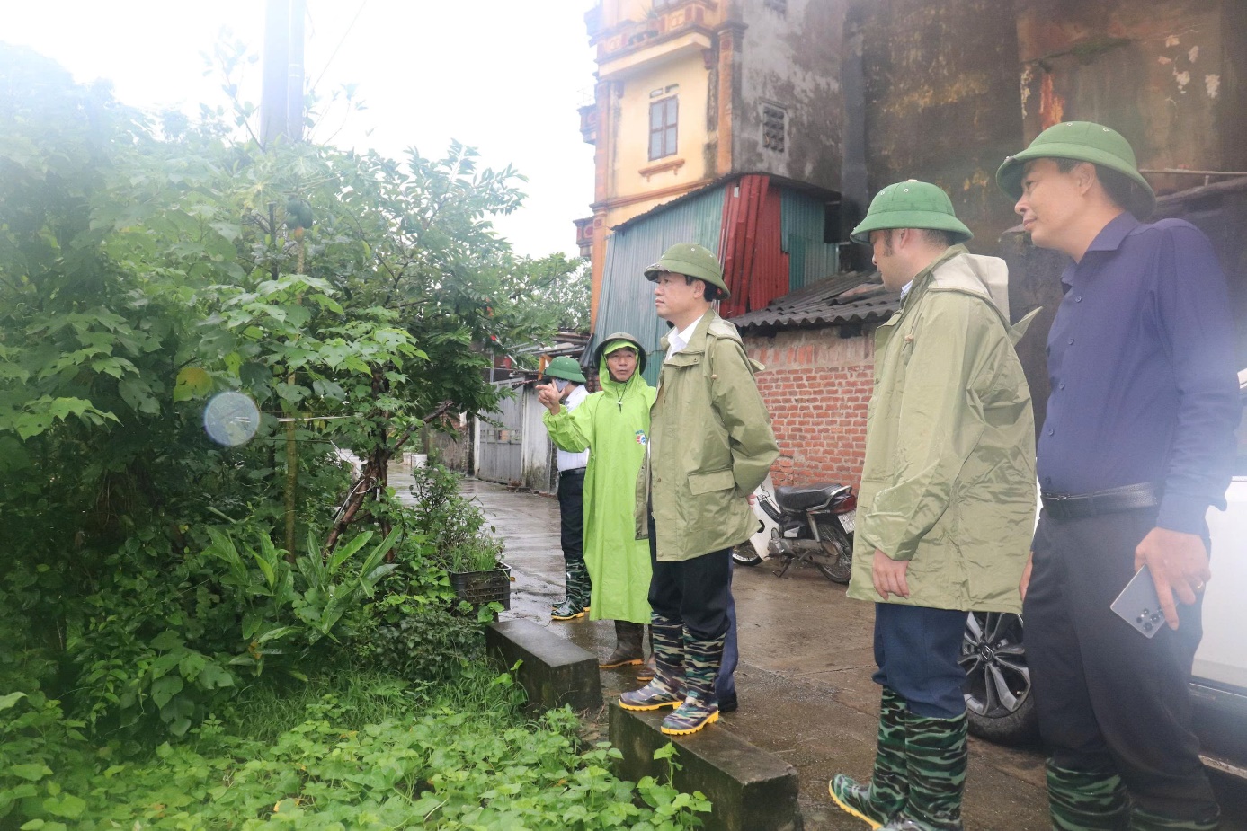 Ảnh có chứa trang phục, ngoài trời, người, giày dép  Nội dung do AI tạo ra có thể không chính xác.