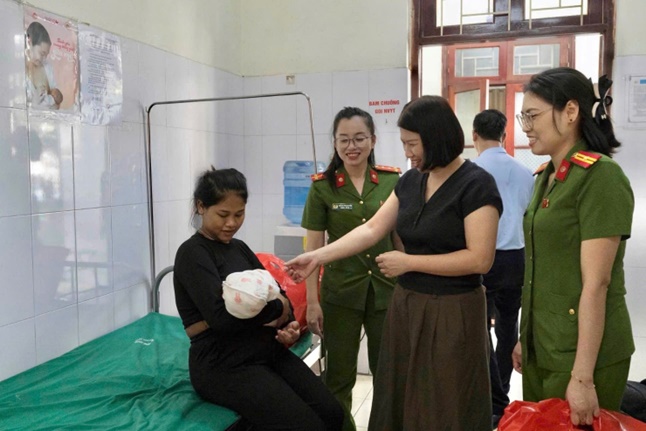 Mang "Trung thu yêu thương" dành tặng cho các bệnh nhi tại Bệnh viện đa khoa Hoài Đức- Ảnh 2.