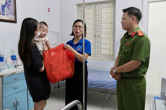 Mang "Trung thu yêu thương" dành tặng cho các bệnh nhi tại Bệnh viện đa khoa Hoài Đức- Ảnh 4.