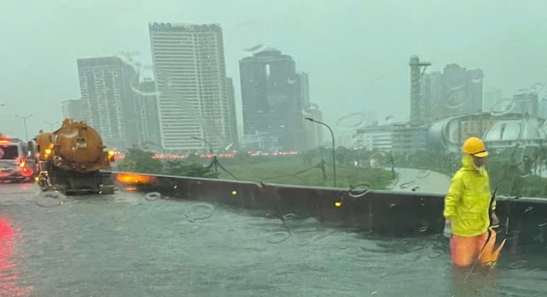 Mưa lớn kéo dài từ đêm đến sáng, nhiều tuyến phố Hà Nội ngập úng- Ảnh 10.
