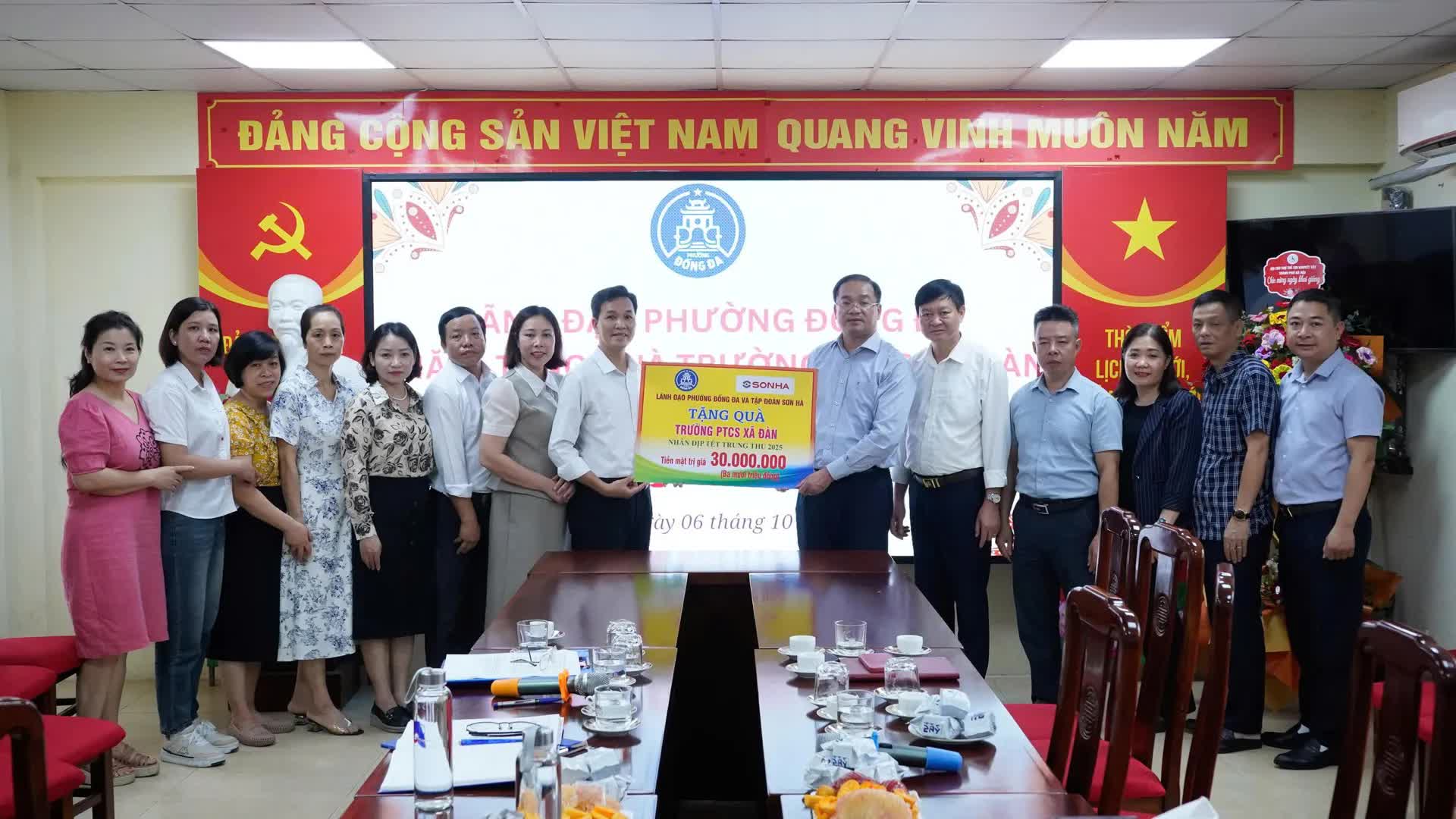 Phường Đống Đa thăm, tặng quà các trẻ em có hoàn cảnh khó khăn- Ảnh 1.