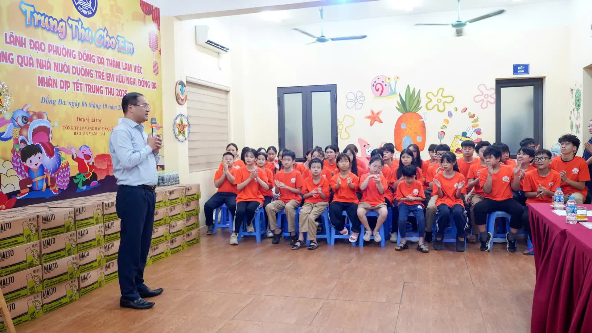 Phường Đống Đa thăm, tặng quà các trẻ em có hoàn cảnh khó khăn- Ảnh 3.