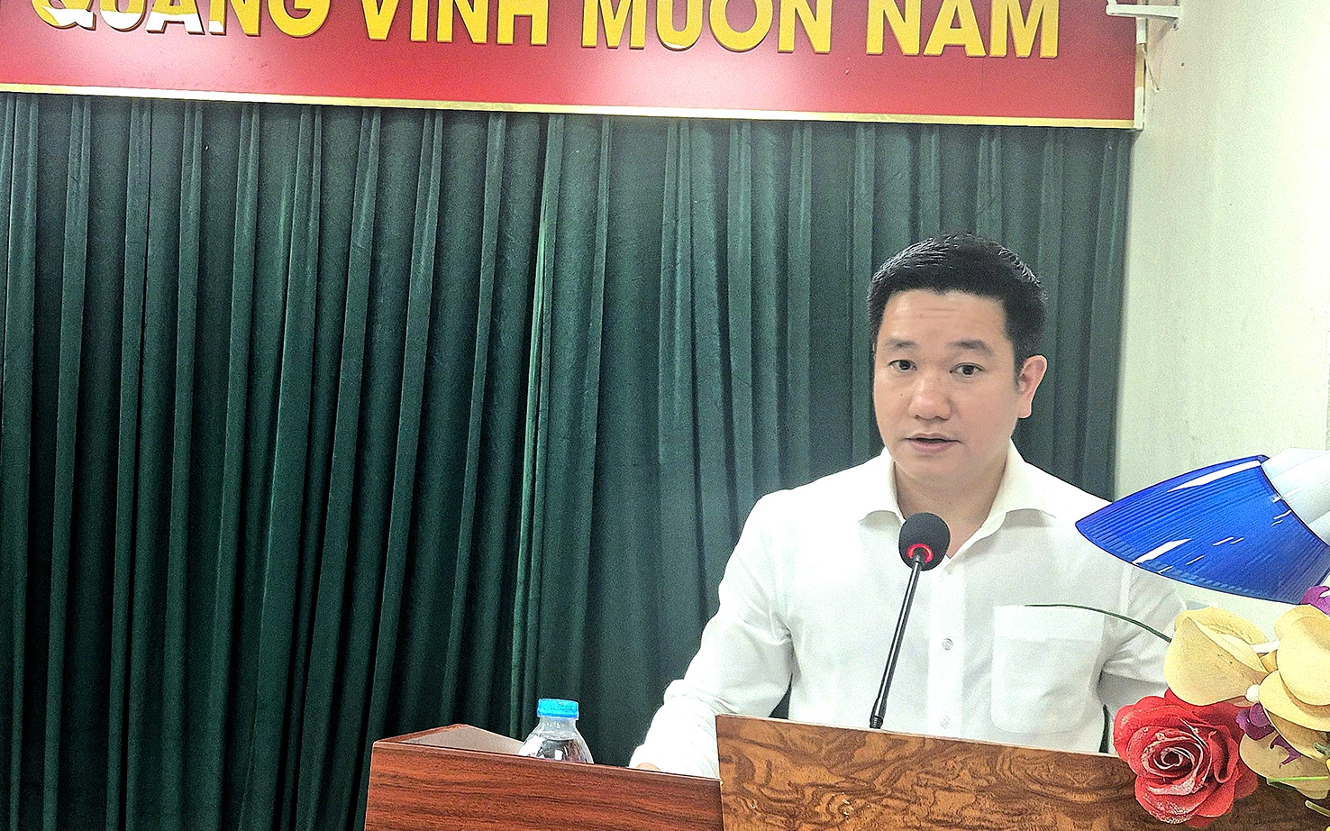 Đồng chí Nguyễn Huy Cường - Bí thư Đảng ủy phường phát biểu tại buổi sinh hoạt chi bộ