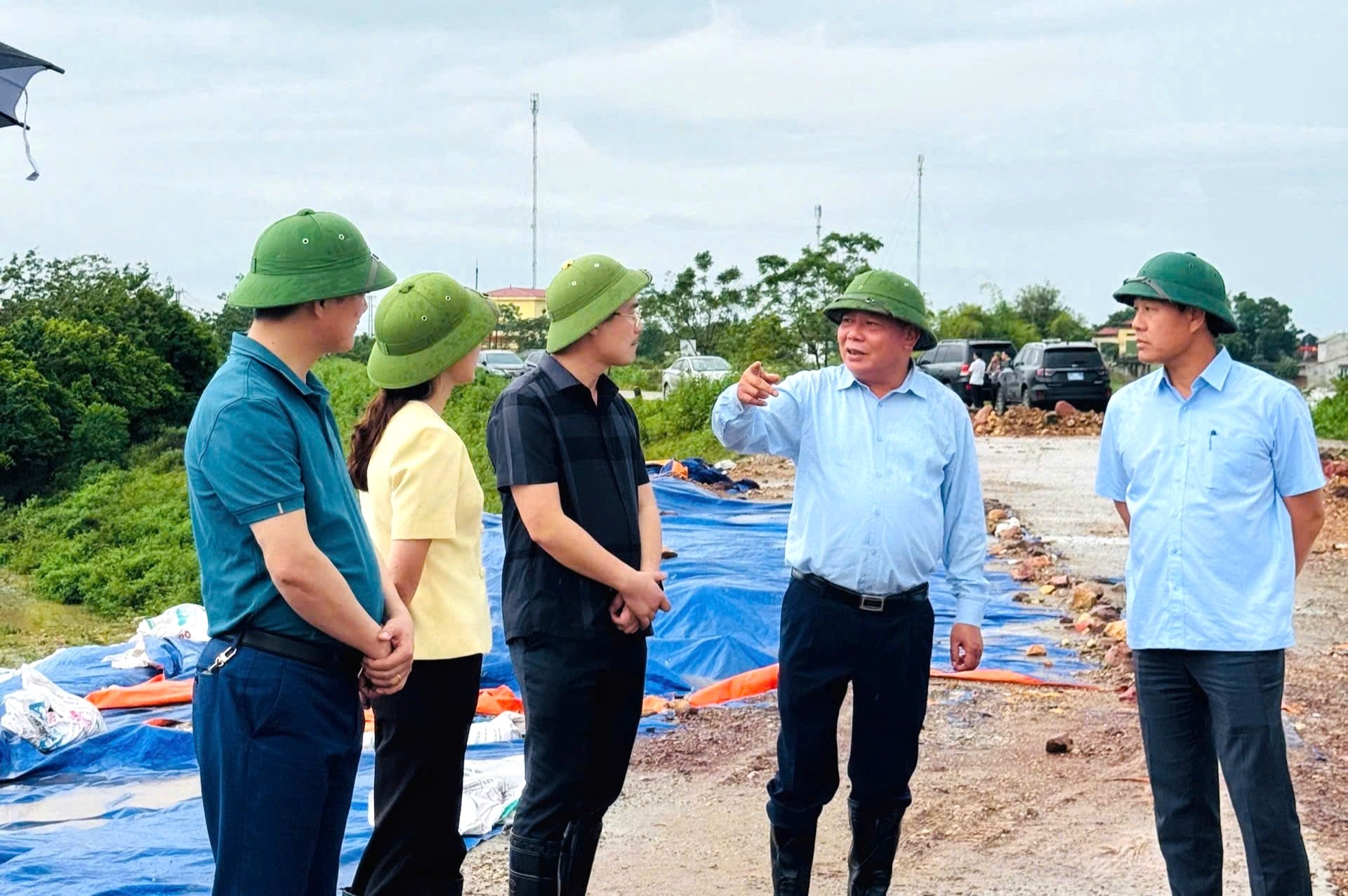 Chủ tịch UBND thành phố Hà Nội chỉ đạo cấp bách phòng chống lũ, chủ động sơ tán dân- Ảnh 1.