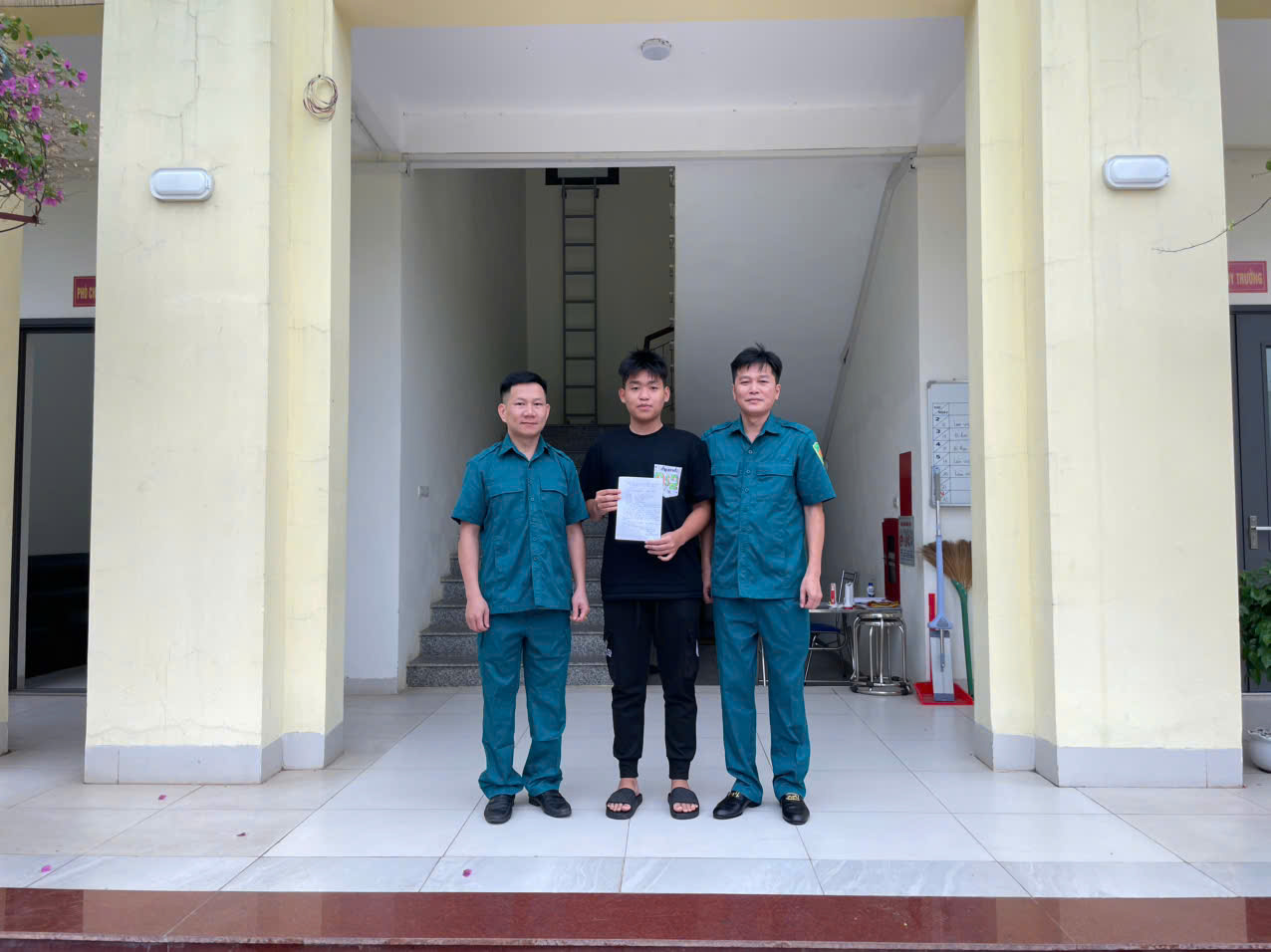 Xã Gia Lâm có thêm hai công dân viết đơn tình nguyện nhập ngũ năm 2026- Ảnh 1.