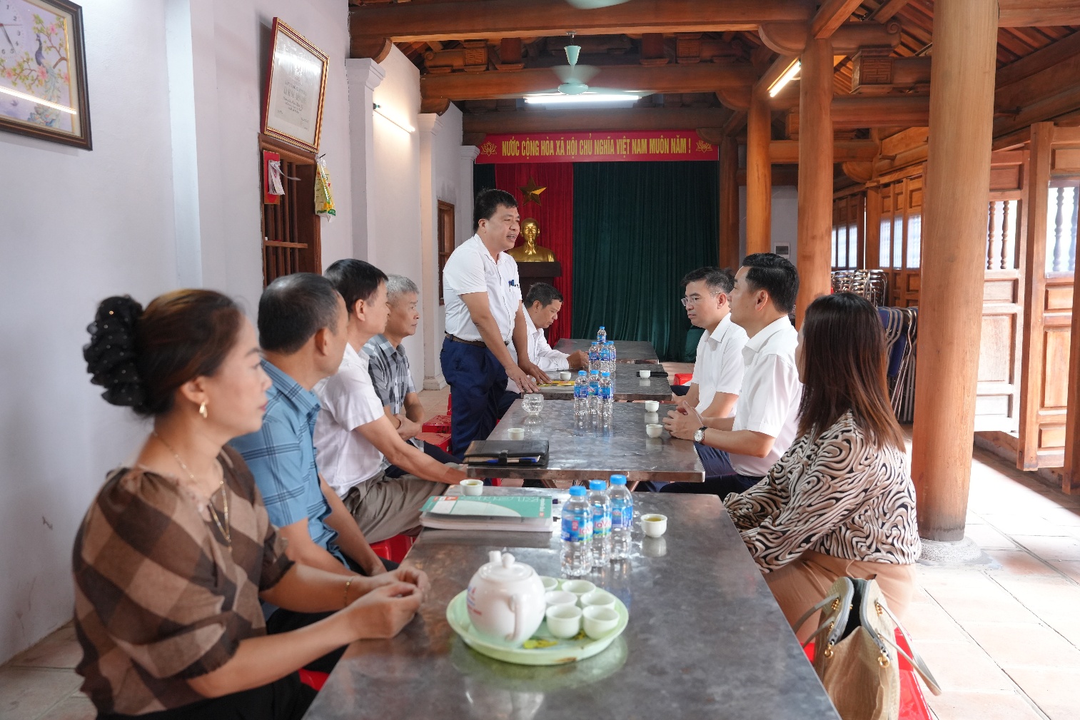 Thường trực Đảng ủy xã Gia Lâm làm việc với hợp tác xã làng nghề Kiêu Kỵ- Ảnh 1.
