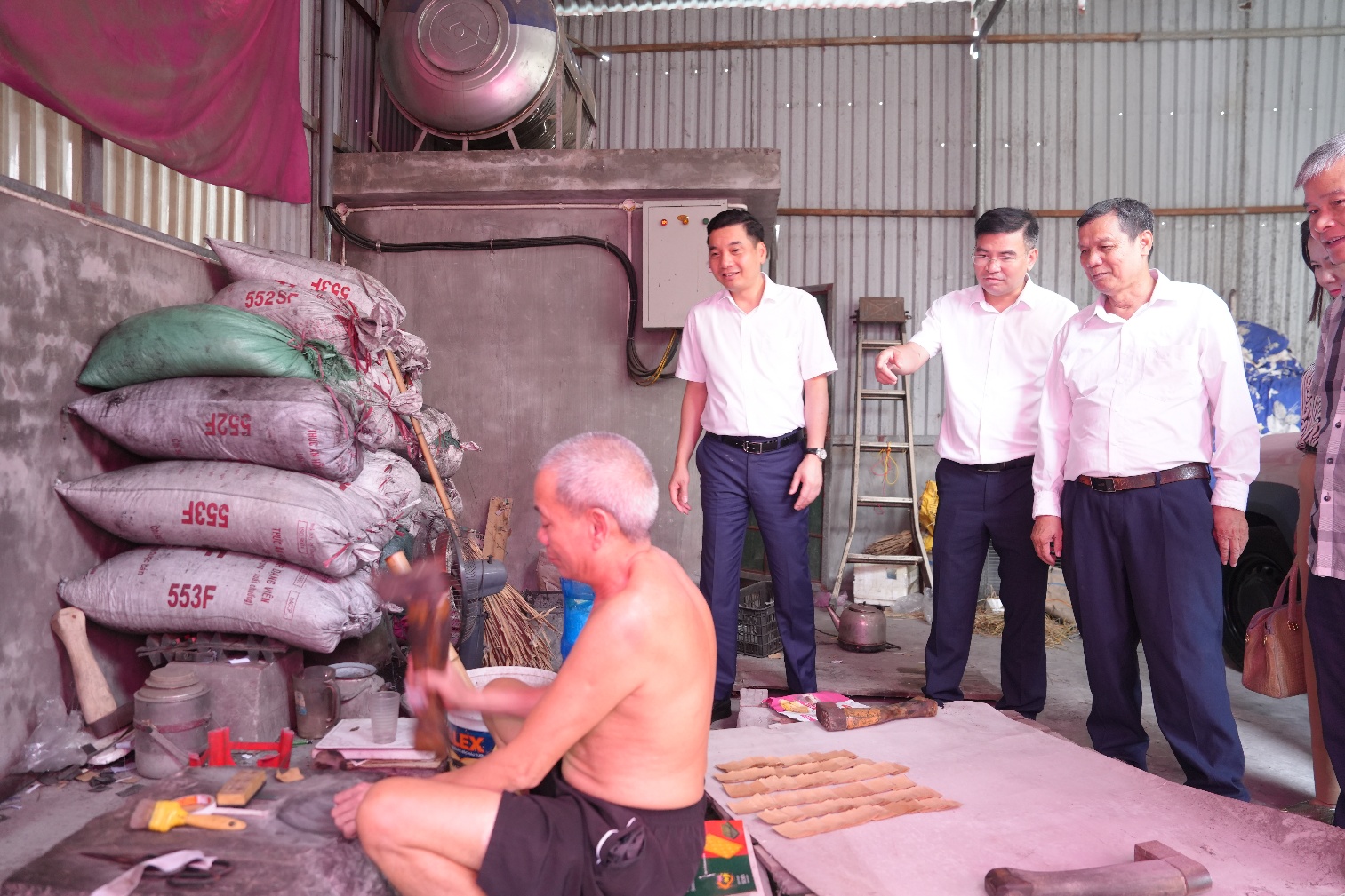 Thường trực Đảng ủy xã Gia Lâm làm việc với hợp tác xã làng nghề Kiêu Kỵ- Ảnh 6.