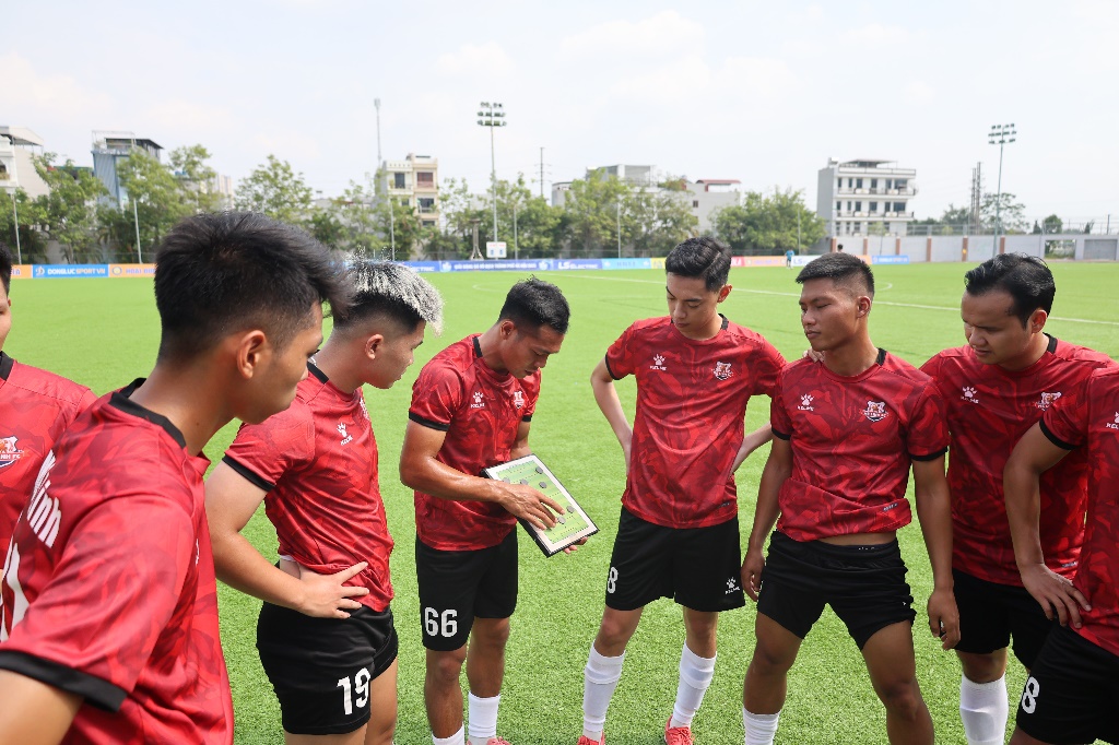 Đội bóng xã Mê Linh khởi đầu thuận lợi: Chiến thắng 2–0 trước xã Sơn Đồng tại Giải bóng đá Vô địch Thành phố Hà Nội năm 2025- Ảnh 2.