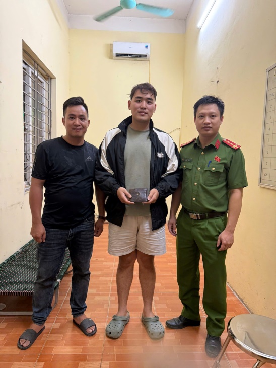 Công an xã Xuân Mai trao trả tài sản cho người dân đánh rơi- Ảnh 1.