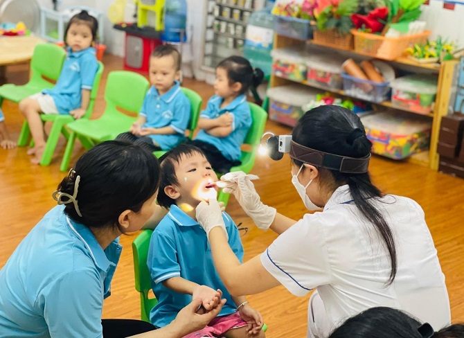 Ngành y tế và giáo dục phối hợp để thực hiện tốt công tác chăm sóc sức khoẻ cho học sinh- Ảnh 1.
