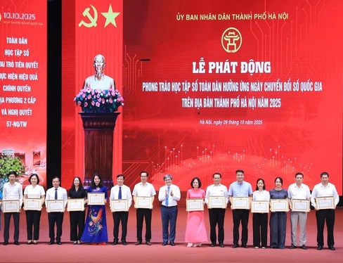XÃ ỨNG HÒA ĐƯỢC BIỂU DƯƠNG, KHEN THƯỞNG TRONG PHONG TRÀO “HỌC TẬP SỐ TOÀN DÂN” CỦA THÀNH PHỐ HÀ NỘI.- Ảnh 1.