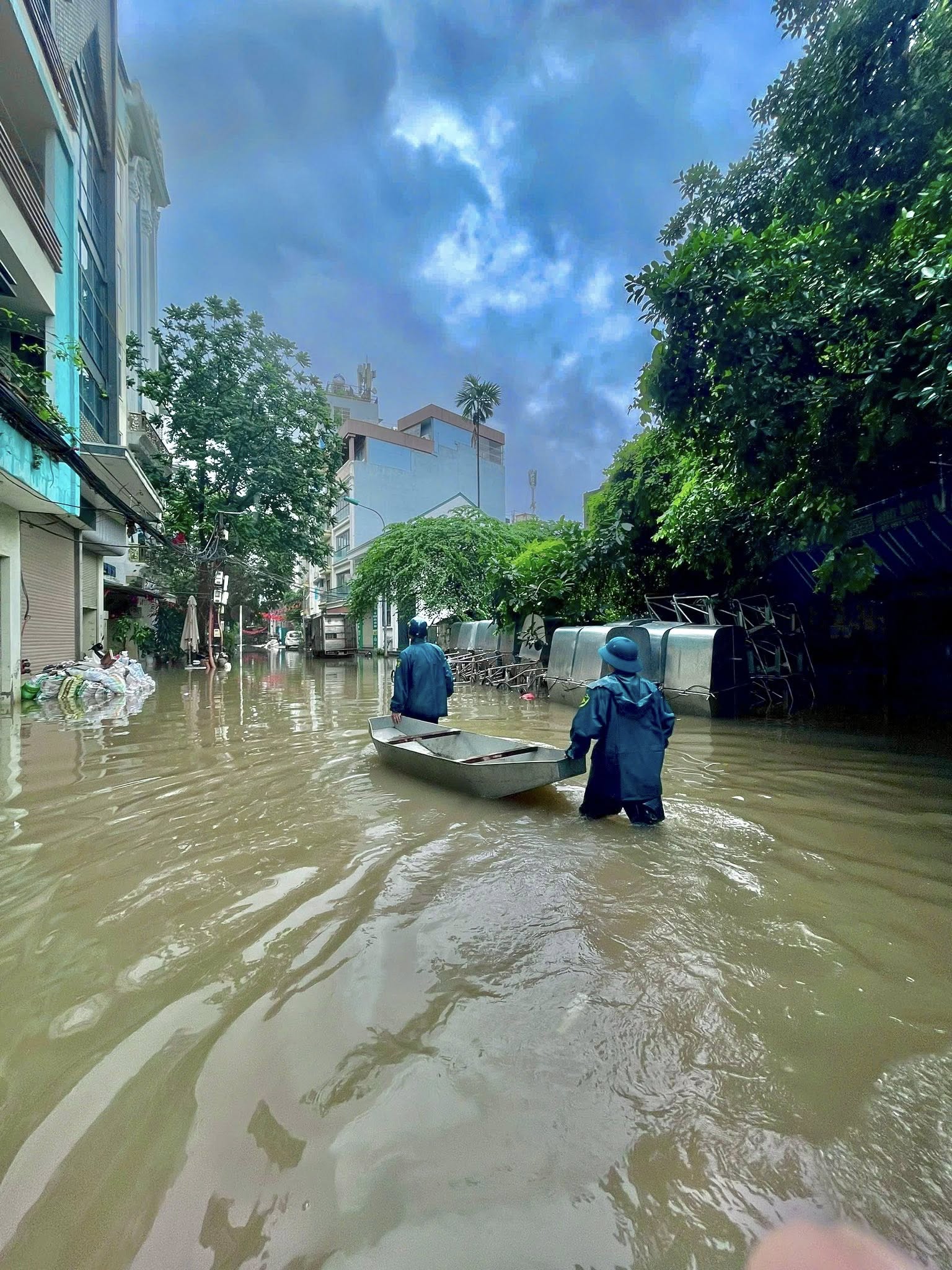 Hình ảnh đẹp: Phường Ba Đình hỗ trợ người dân khắc phục bão số 11- Ảnh 4.