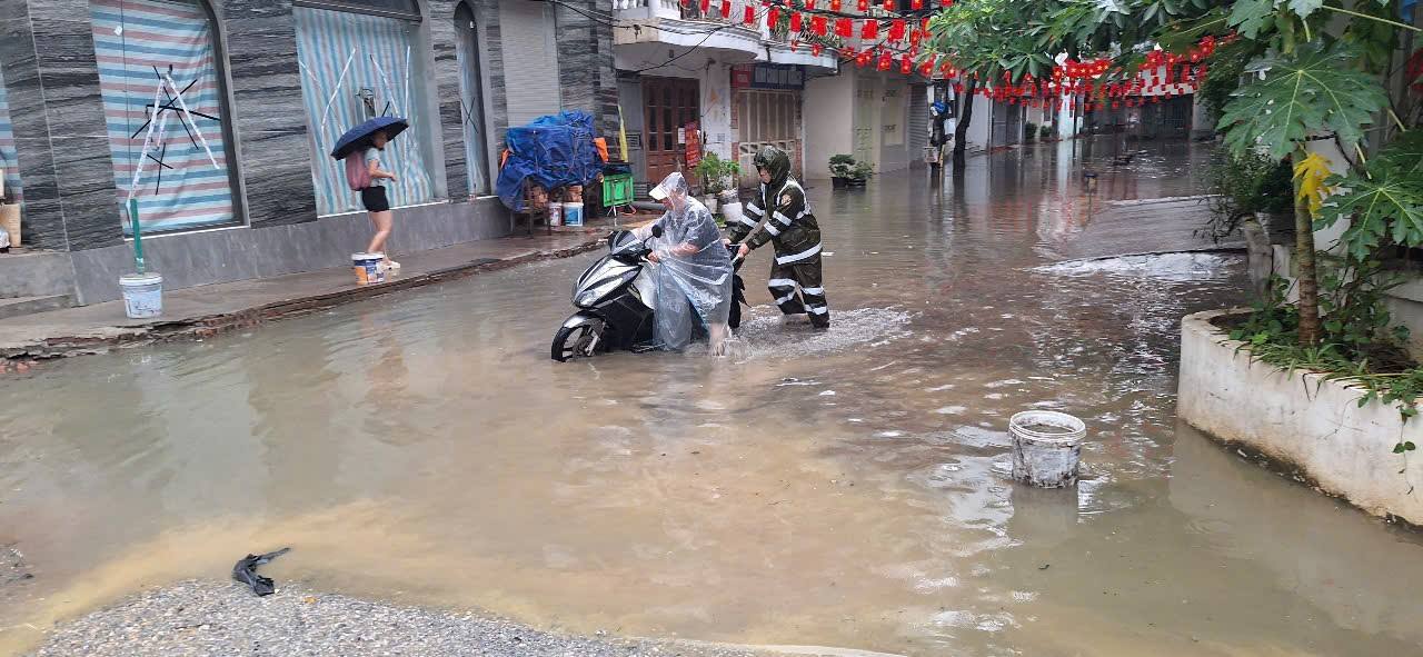 Hình ảnh đẹp: Phường Ba Đình hỗ trợ người dân khắc phục bão số 11- Ảnh 7.