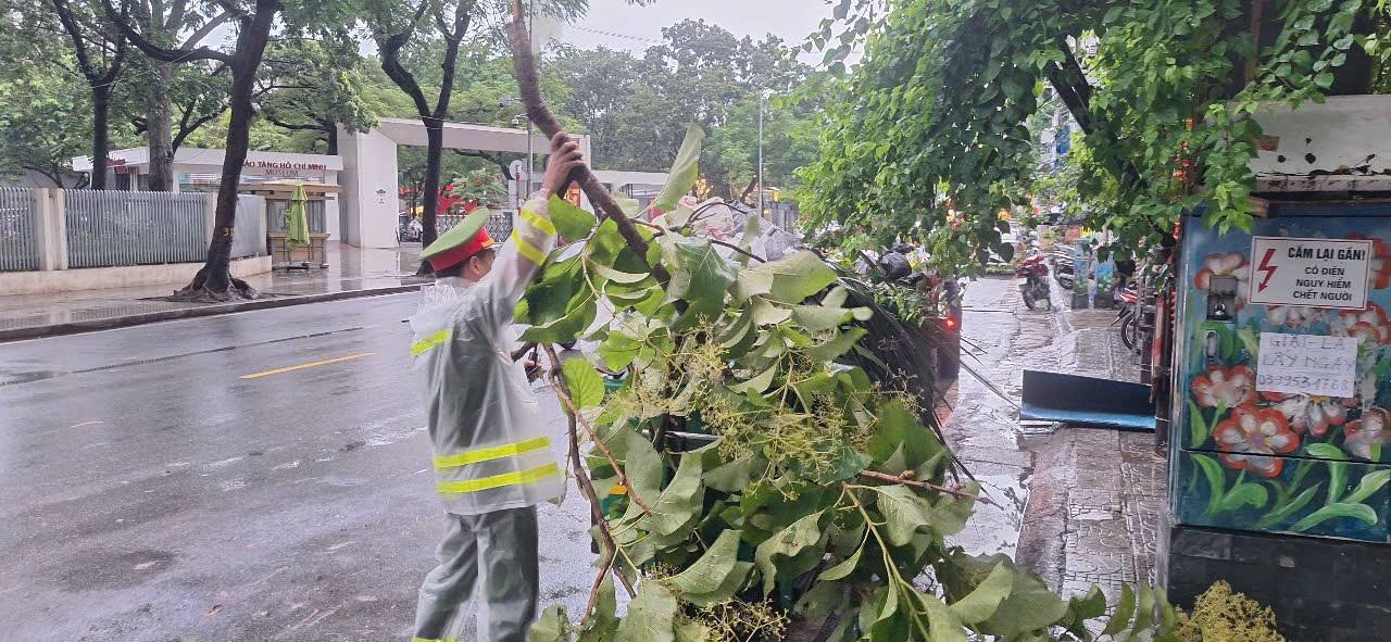 Hình ảnh đẹp: Phường Ba Đình hỗ trợ người dân khắc phục bão số 11- Ảnh 6.