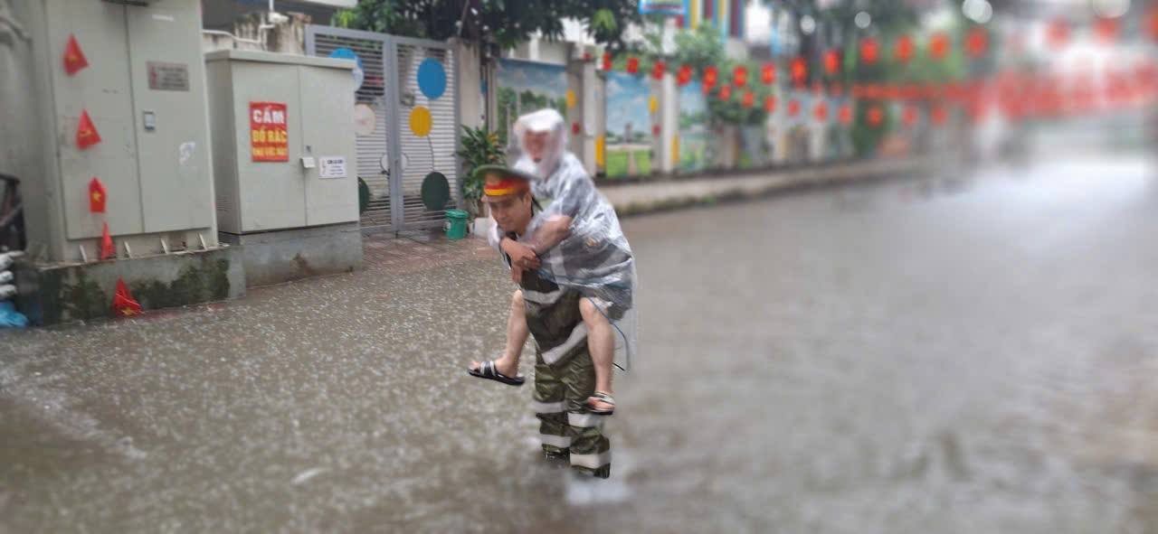 Hình ảnh đẹp: Phường Ba Đình hỗ trợ người dân khắc phục bão số 11- Ảnh 5.
