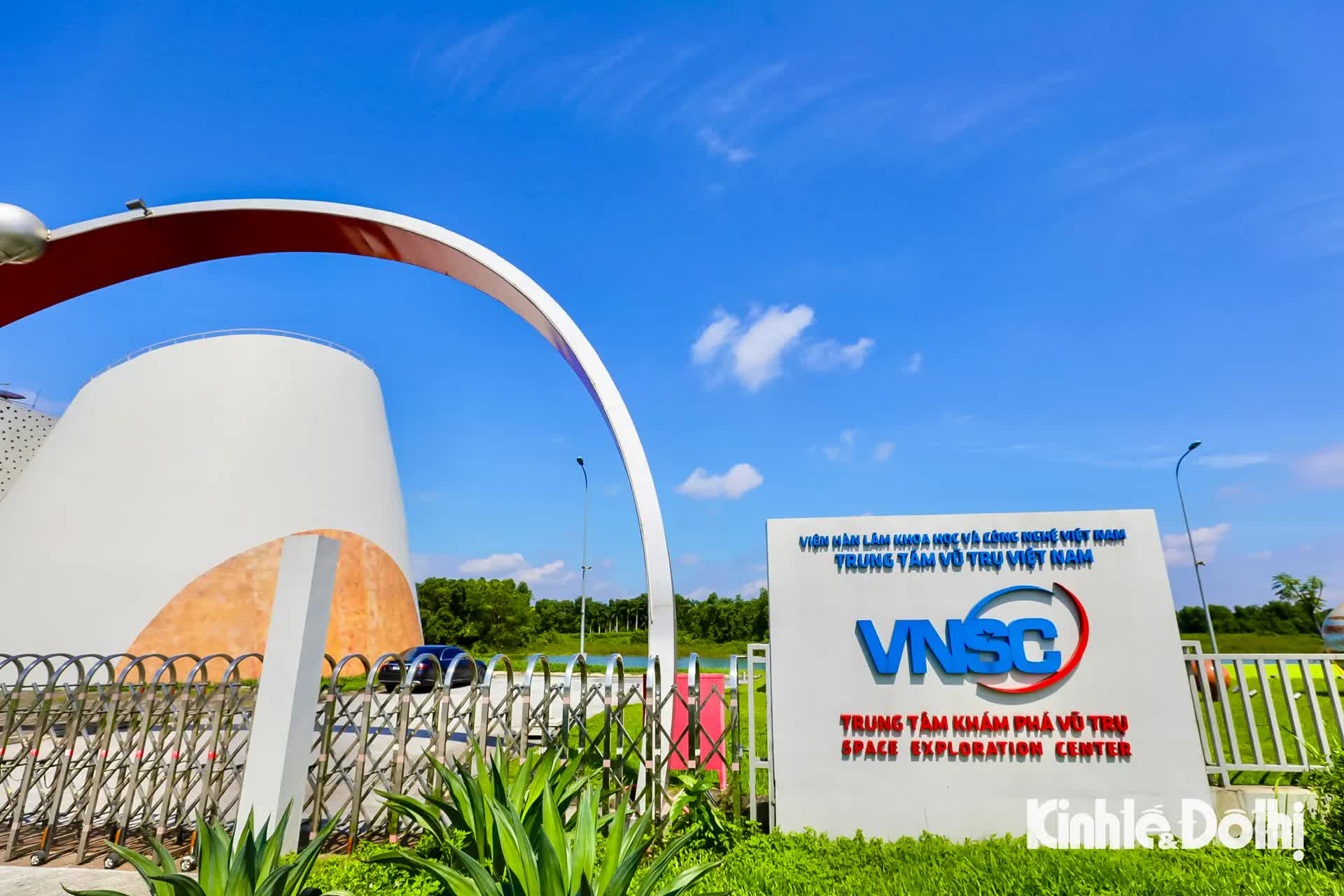 Giới trẻ Hà Nội mê mẩn không gian khoa học sống động tại Bảo tàng Vũ trụ Việt Nam- Ảnh 1.