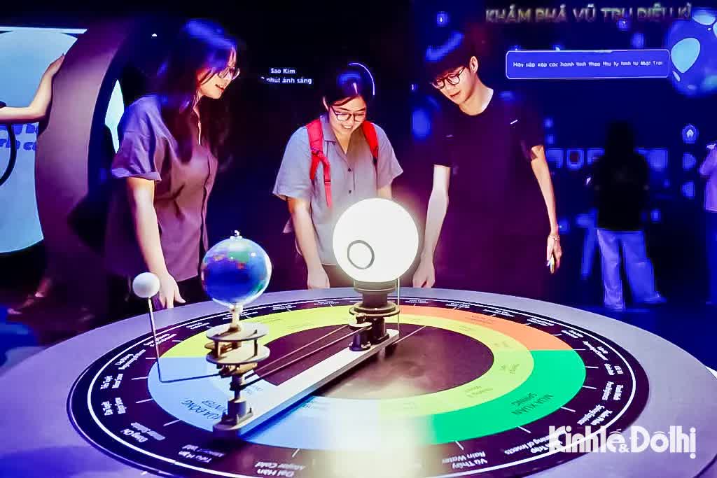 Giới trẻ Hà Nội mê mẩn không gian khoa học sống động tại Bảo tàng Vũ trụ Việt Nam- Ảnh 4.