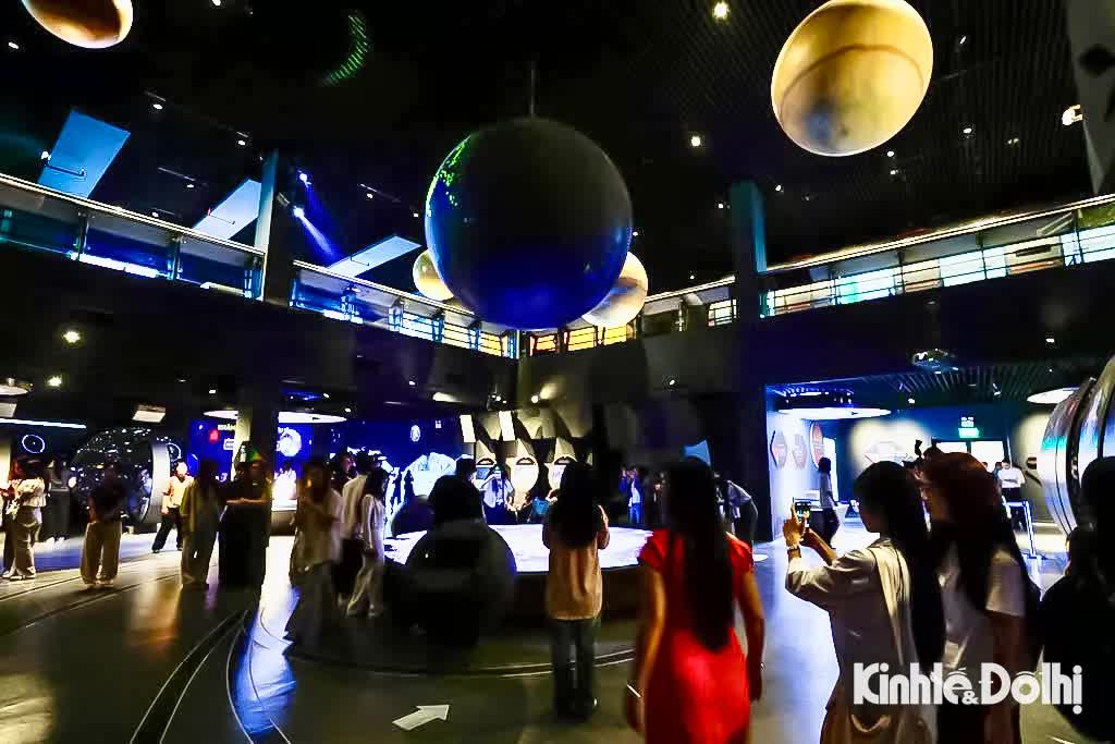 Giới trẻ Hà Nội mê mẩn không gian khoa học sống động tại Bảo tàng Vũ trụ Việt Nam- Ảnh 5.