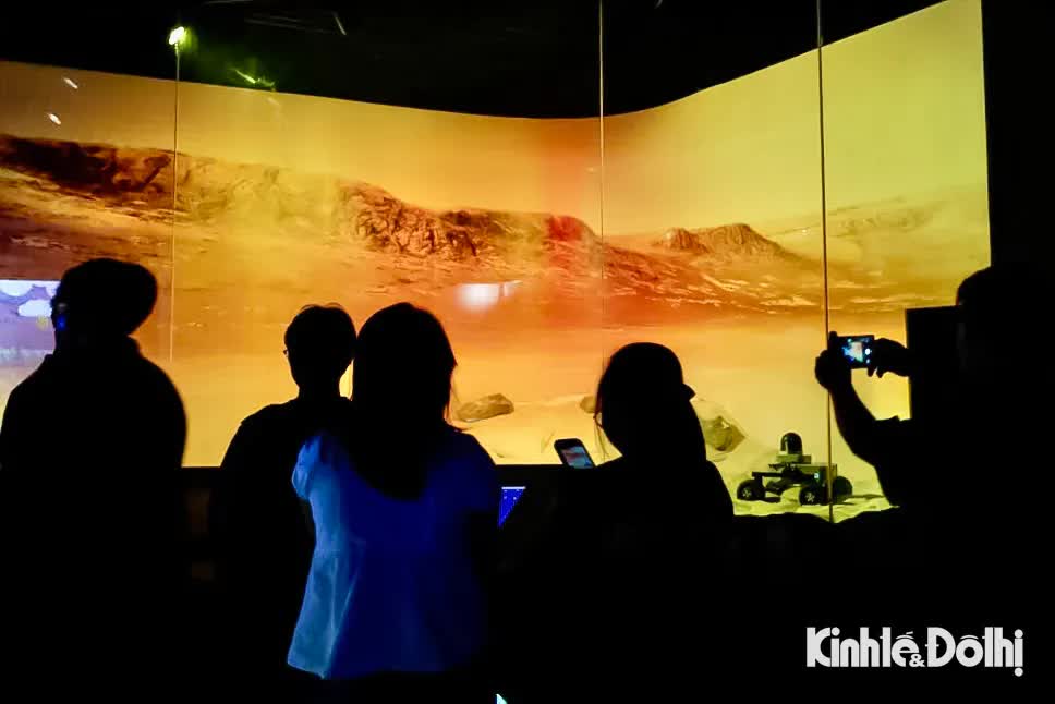 Giới trẻ Hà Nội mê mẩn không gian khoa học sống động tại Bảo tàng Vũ trụ Việt Nam- Ảnh 9.