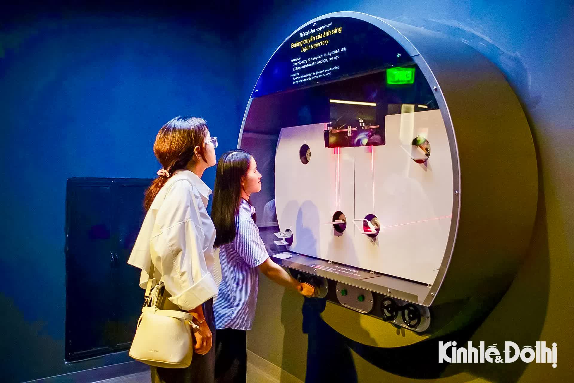 Giới trẻ Hà Nội mê mẩn không gian khoa học sống động tại Bảo tàng Vũ trụ Việt Nam- Ảnh 13.