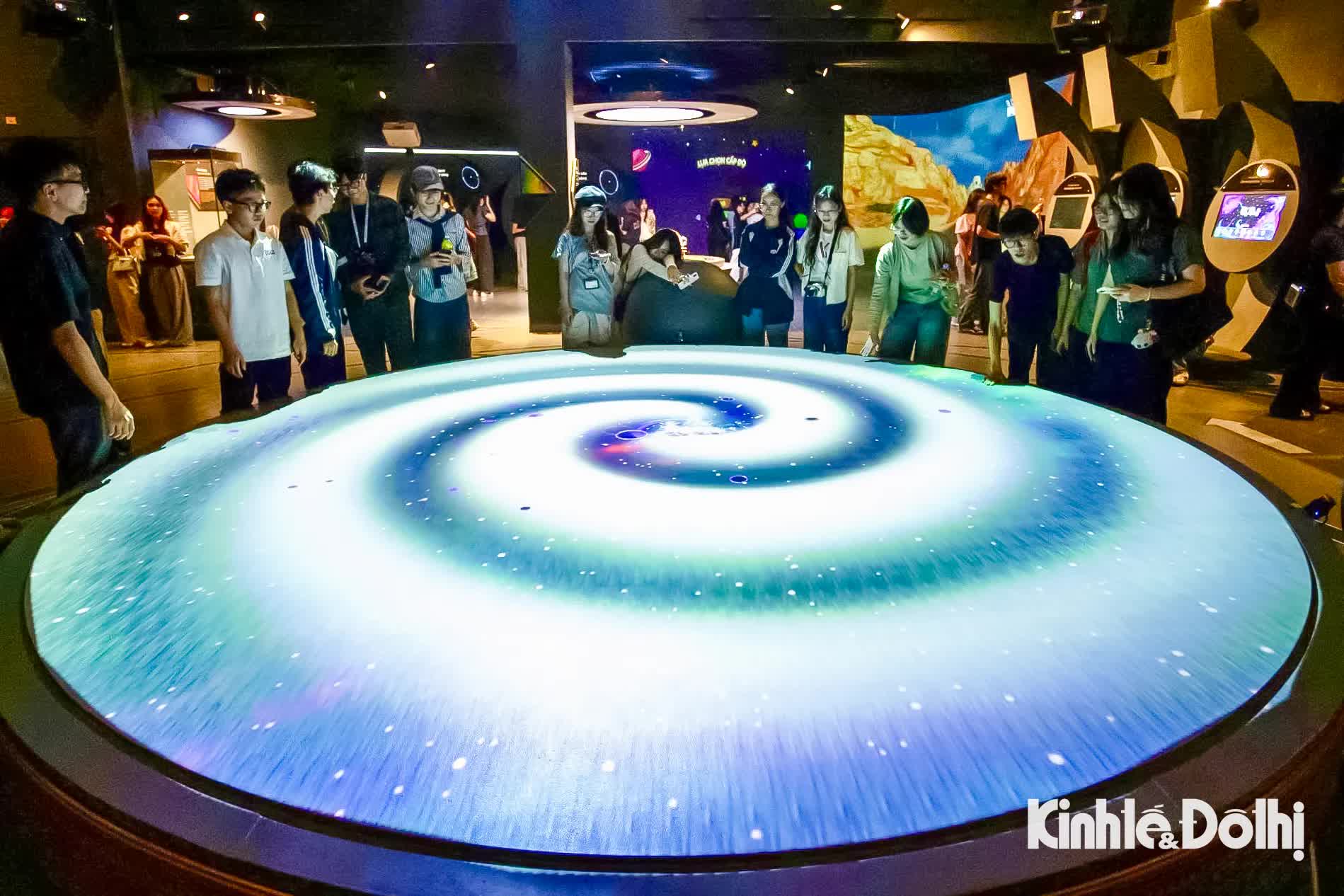 Giới trẻ Hà Nội mê mẩn không gian khoa học sống động tại Bảo tàng Vũ trụ Việt Nam- Ảnh 3.