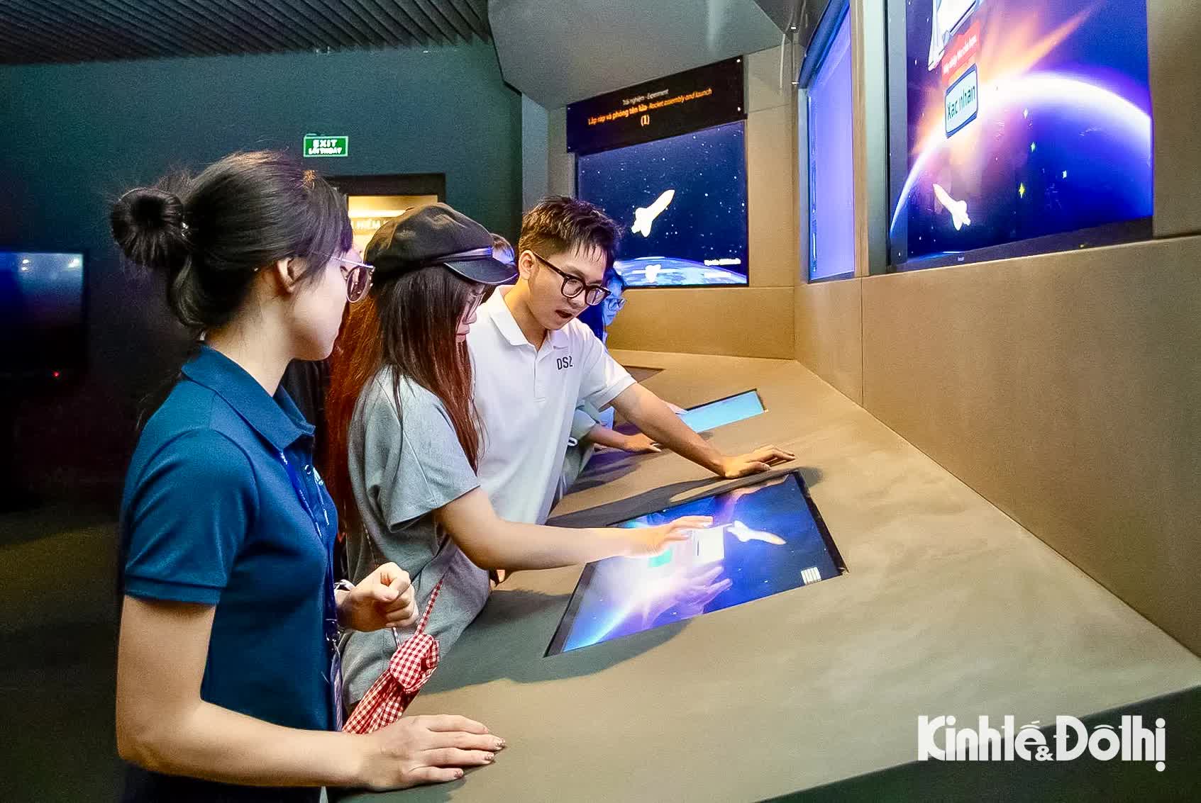 Giới trẻ Hà Nội mê mẩn không gian khoa học sống động tại Bảo tàng Vũ trụ Việt Nam- Ảnh 14.