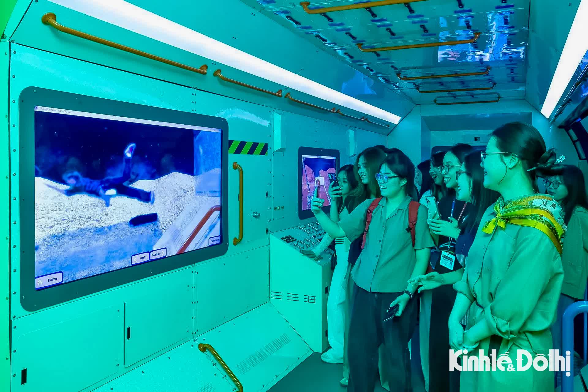 Giới trẻ Hà Nội mê mẩn không gian khoa học sống động tại Bảo tàng Vũ trụ Việt Nam- Ảnh 11.