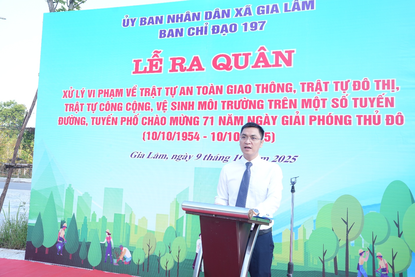 Xã Gia Lâm ra quân xử lý vi phạm trật tự đô thị, vệ sinh môi trường chào mừng 71 năm ngày giải phóng thủ đô- Ảnh 2.