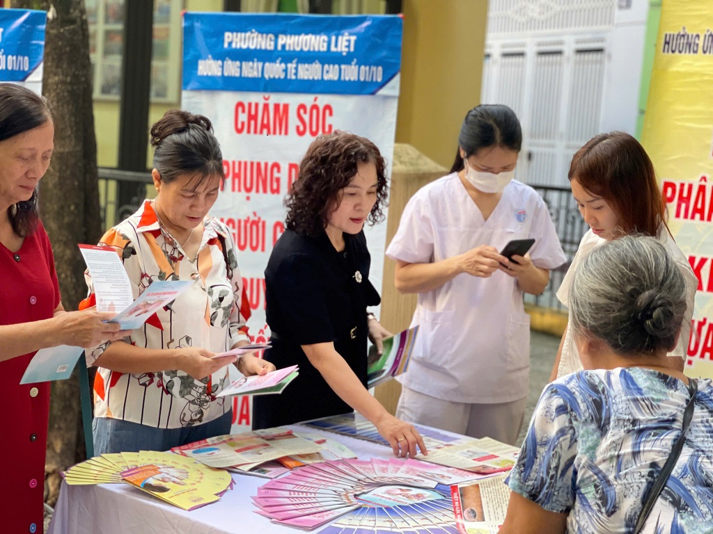 Phường Phương Liệt đẩy mạnh truyền thông hưởng ứng Ngày Tránh thai Thế giới, Ngày Quốc tế Người cao tuổi và Ngày Quốc tế Trẻ em gái năm 2025- Ảnh 2.
