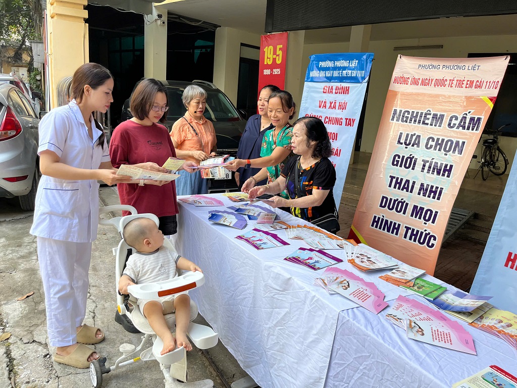 Phường Phương Liệt đẩy mạnh truyền thông hưởng ứng Ngày Tránh thai Thế giới, Ngày Quốc tế Người cao tuổi và Ngày Quốc tế Trẻ em gái năm 2025- Ảnh 3.