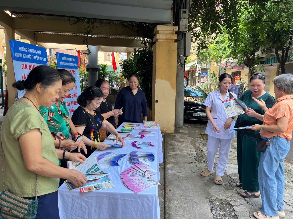 Phường Phương Liệt đẩy mạnh truyền thông hưởng ứng Ngày Tránh thai Thế giới, Ngày Quốc tế Người cao tuổi và Ngày Quốc tế Trẻ em gái năm 2025- Ảnh 4.