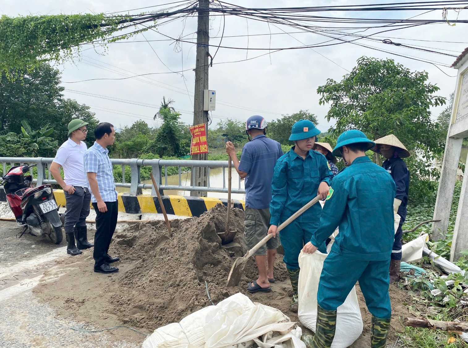 Hoài Đức gia cố 180m bờ kênh T29 bị sạt lở- Ảnh 1.