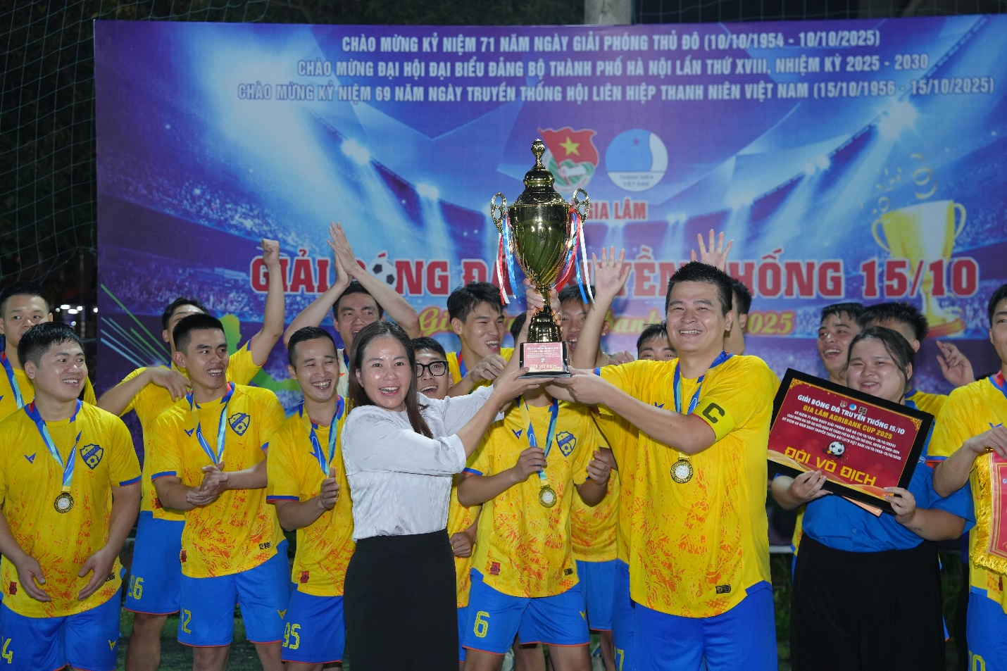 Bế mạc giải bóng đá truyền thống 15/10 – Gia lâm Agribank cup 2025- Ảnh 7.