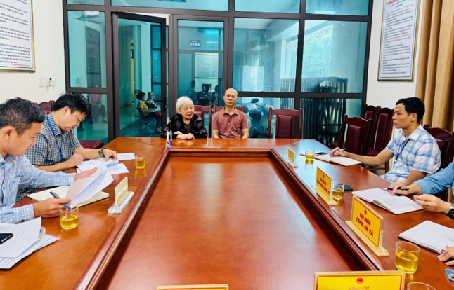 Đồng chí Nguyễn Hoàng Trường – Bí thư Đảng uỷ, Chủ tịch HĐND xã tiếp công dân định kỳ tháng 10- Ảnh 1.