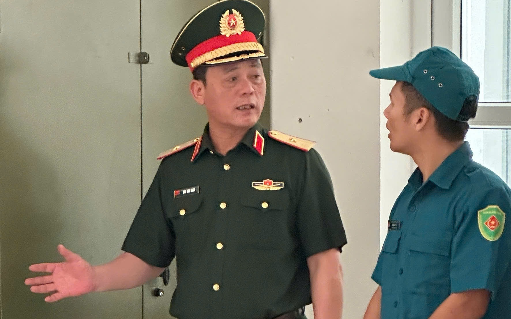 Ảnh: Đ/c Thiéu tướng và Đ/c Chỉ huy trưởng BCH QS xã