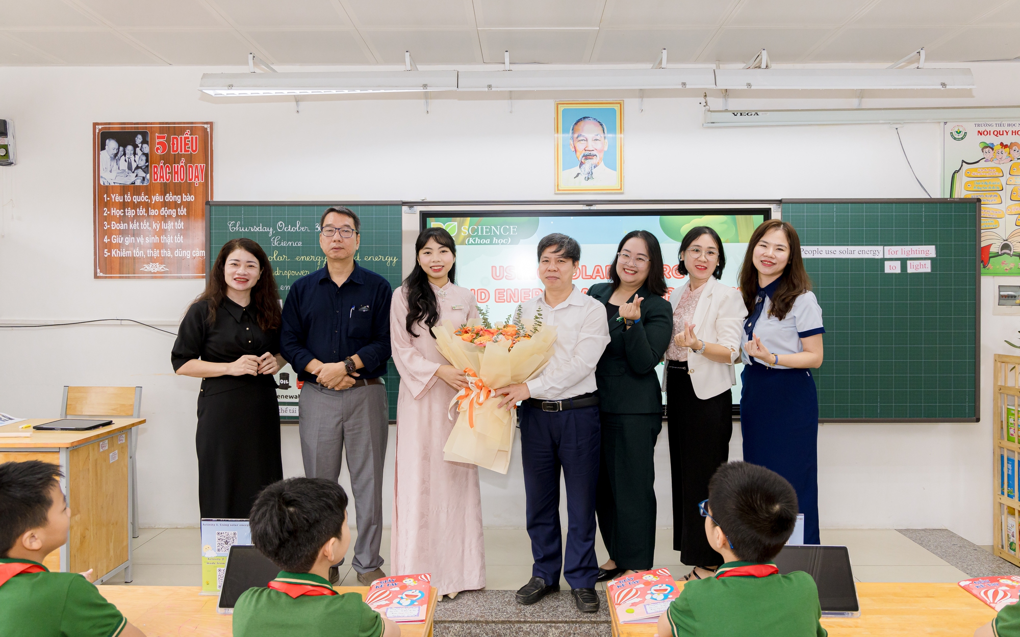 Đại biểu tham dự chuyên đề chúc mừng cô giáo và các em học sinh đã thực hiện thành công tiết học