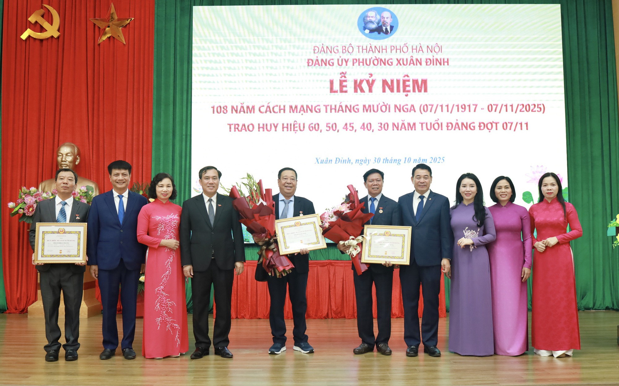 Xuân Đỉnh: 45 đảng viên được trao Huy hiệu Đảng đợt 7/11