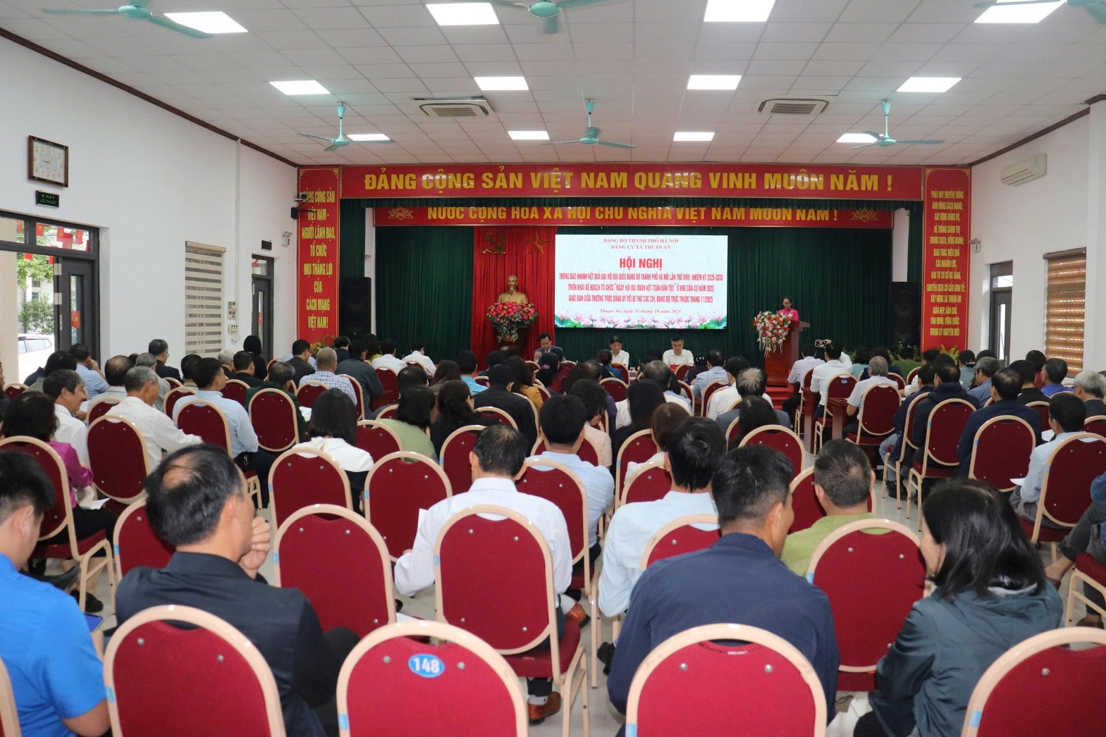 Ảnh có chứa trang phục, người, thính phòng, trong nhà  Nội dung do AI tạo ra có thể không chính xác.