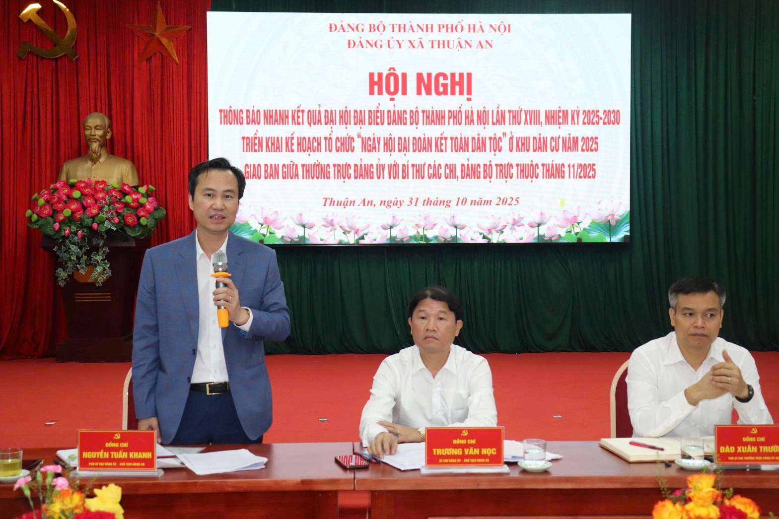 Ảnh có chứa trang phục, đàn ông, người, hoa  Nội dung do AI tạo ra có thể không chính xác.