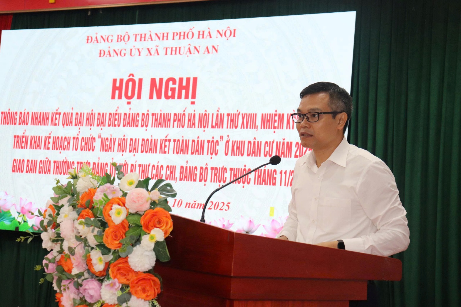 Ảnh có chứa hoa, văn bản, trang phục, người  Nội dung do AI tạo ra có thể không chính xác.