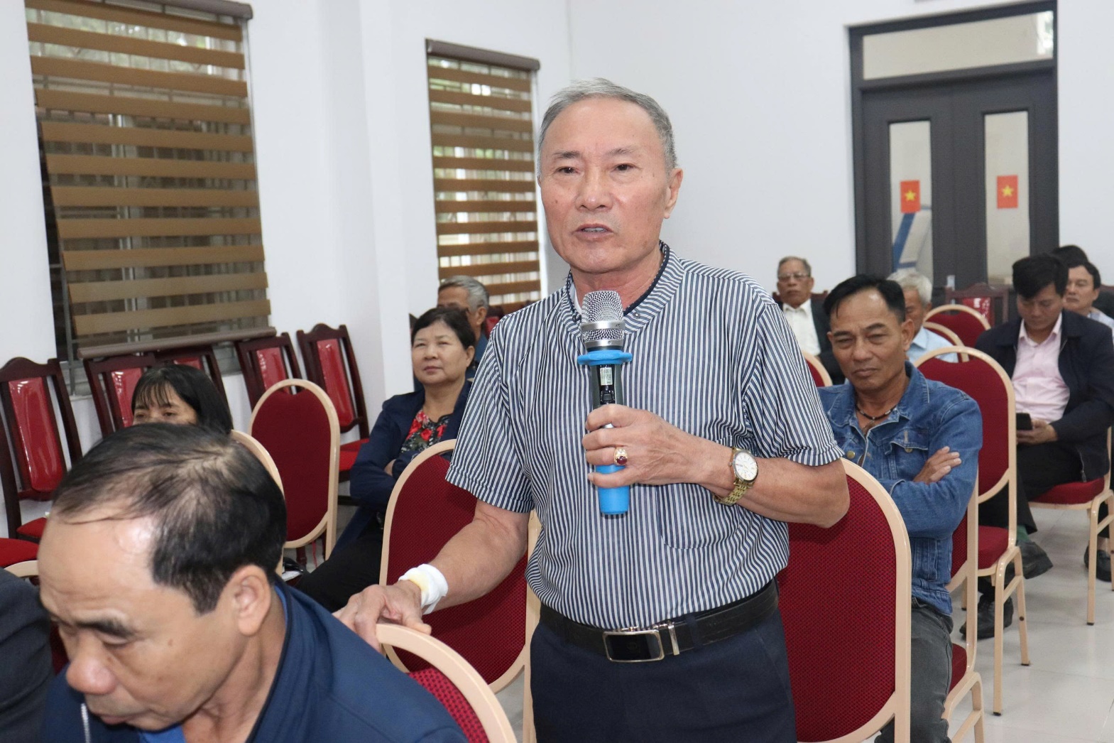 Ảnh có chứa trang phục, Mặt người, người, đàn ông  Nội dung do AI tạo ra có thể không chính xác.