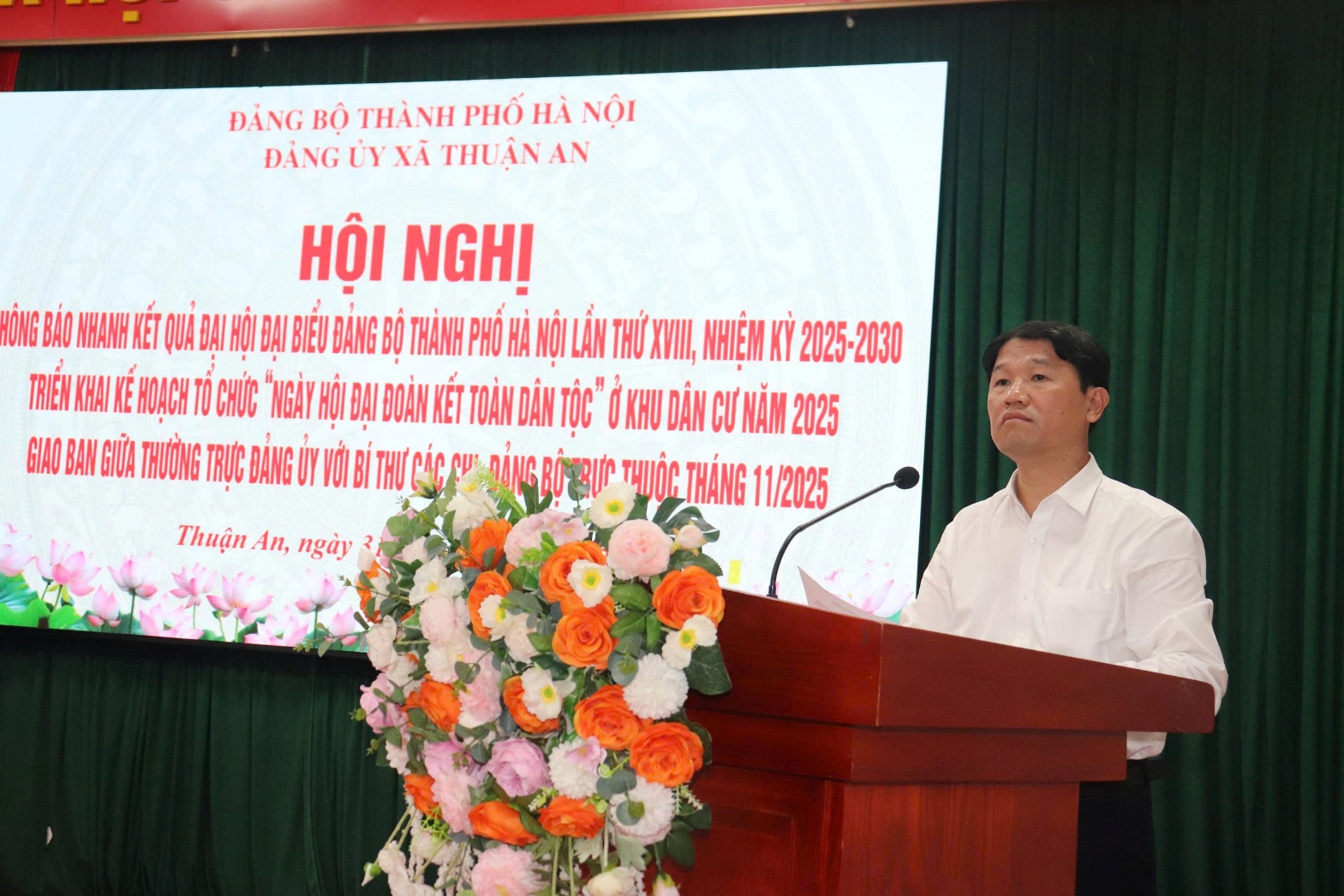 Ảnh có chứa hoa, trang phục, người, đàn ông  Nội dung do AI tạo ra có thể không chính xác.