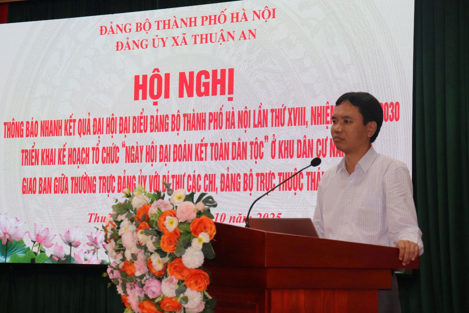 Ảnh có chứa hoa, văn bản, Diễn thuyết công cộng, trang phục  Nội dung do AI tạo ra có thể không chính xác.