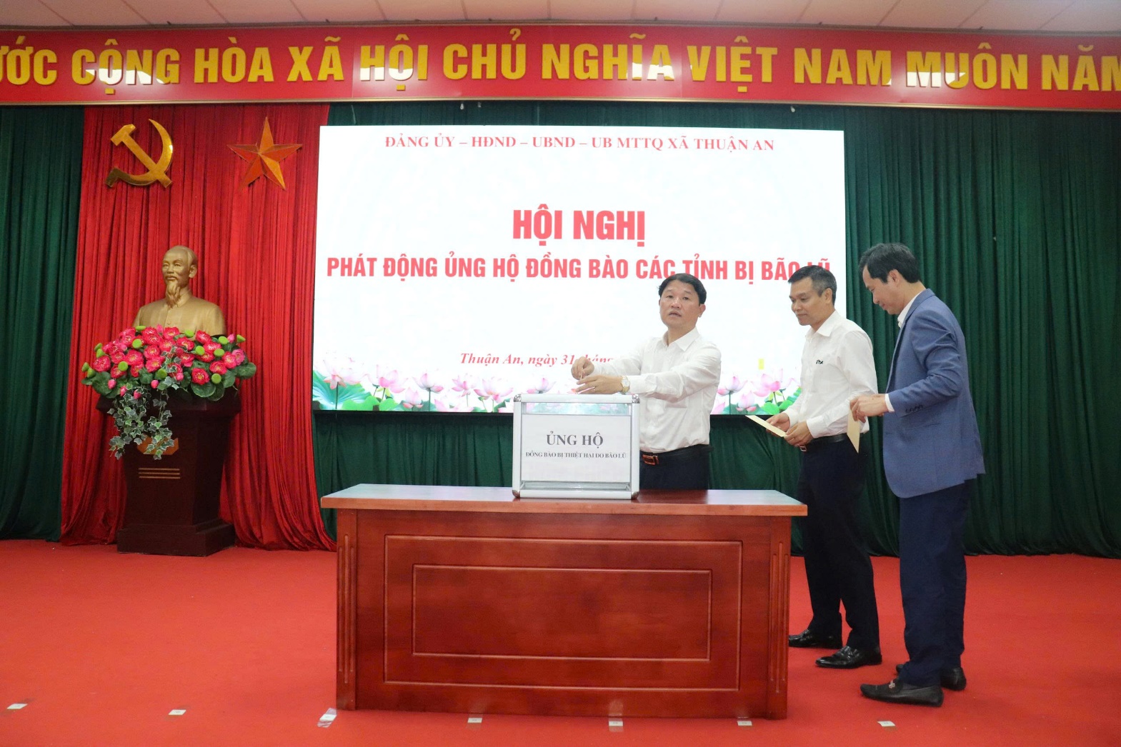 Ảnh có chứa trang phục, trong nhà, văn bản, người  Nội dung do AI tạo ra có thể không chính xác.