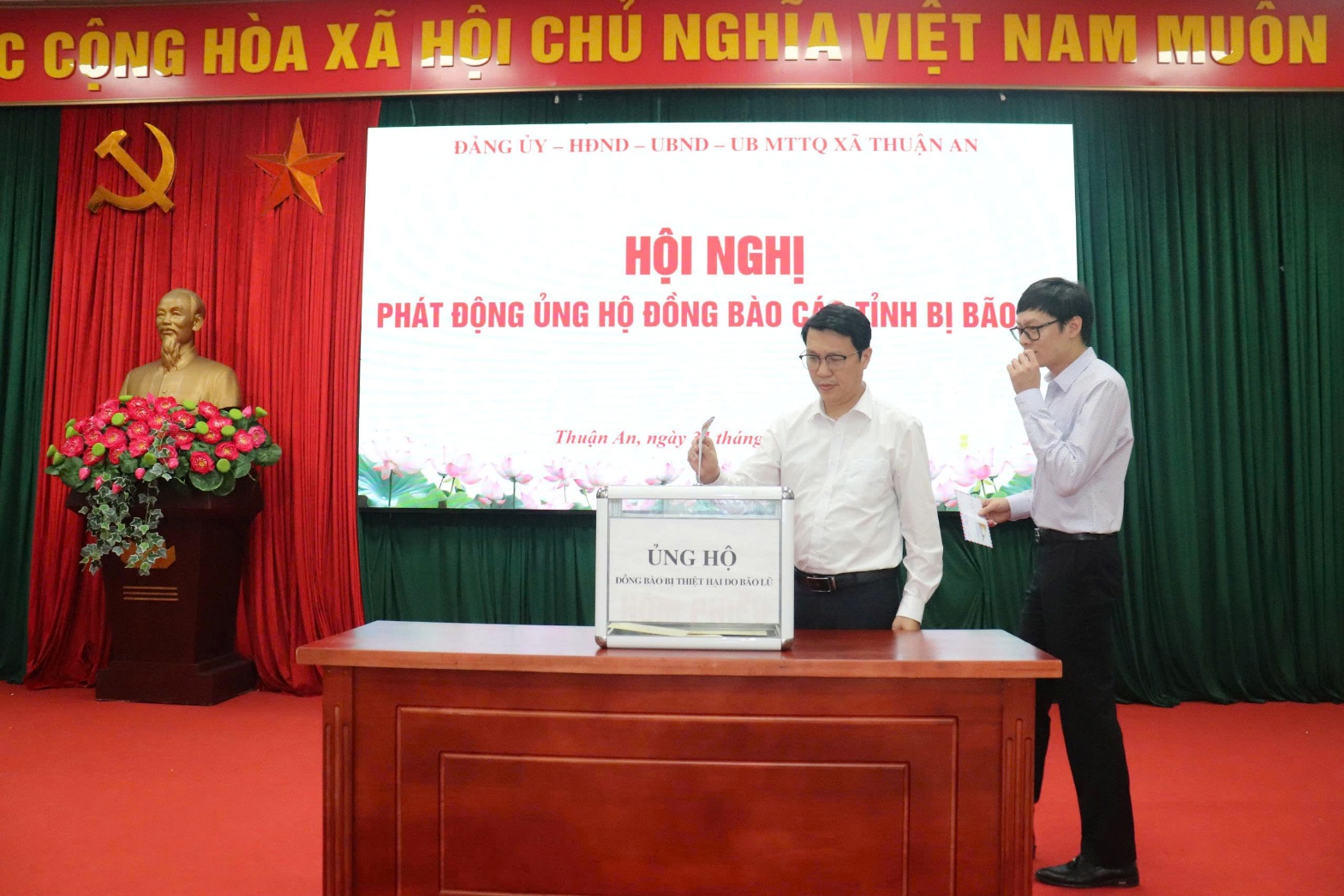 Ảnh có chứa trang phục, đàn ông, người, trong nhà  Nội dung do AI tạo ra có thể không chính xác.