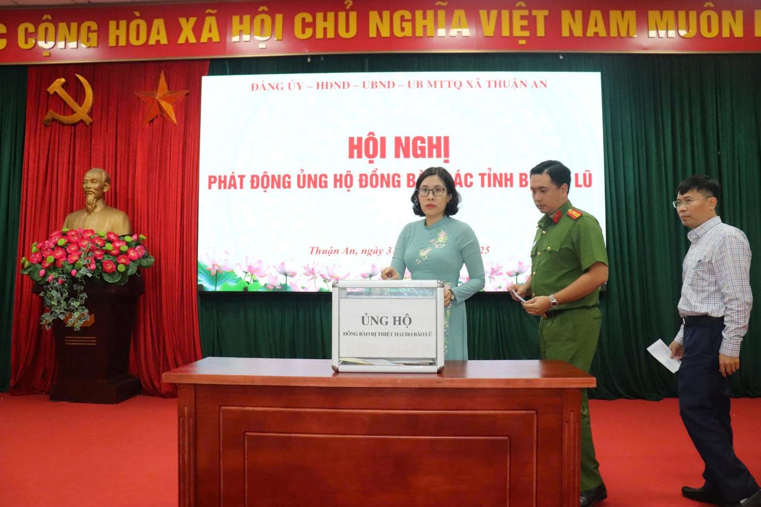 Ảnh có chứa trang phục, người, đàn ông, trong nhà  Nội dung do AI tạo ra có thể không chính xác.