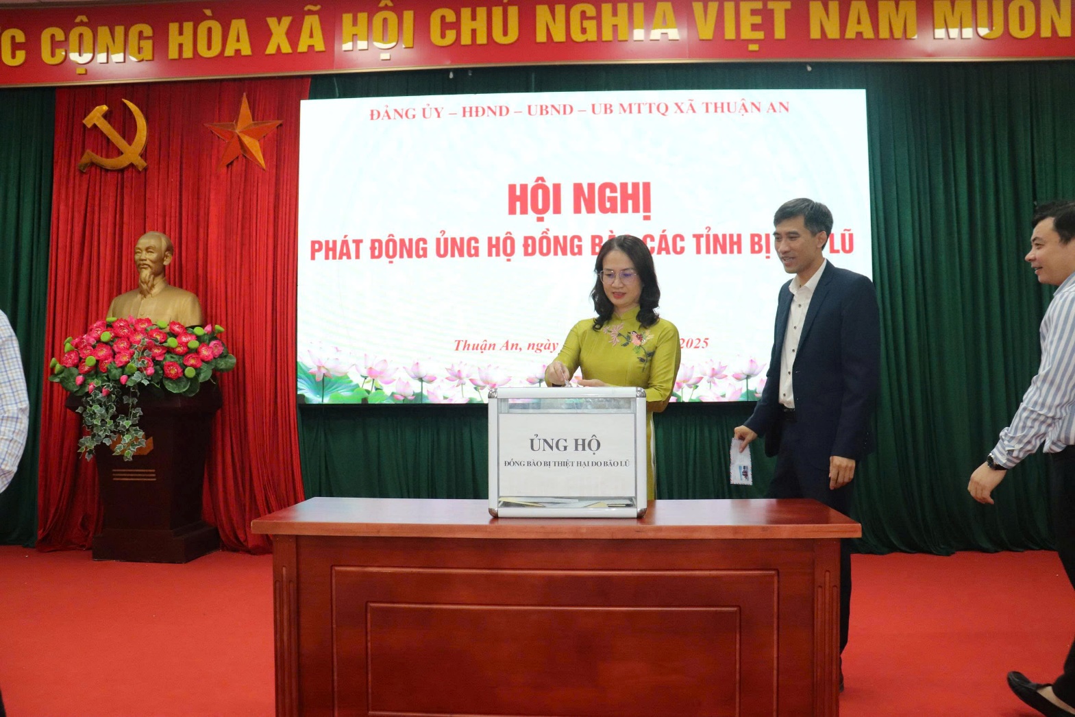 Ảnh có chứa trang phục, văn bản, bộ đồ, trong nhà  Nội dung do AI tạo ra có thể không chính xác.