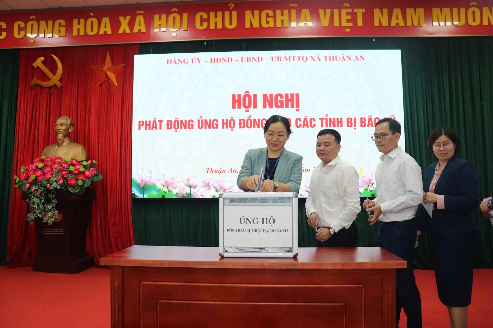Ảnh có chứa văn bản, trang phục, người, đàn ông  Nội dung do AI tạo ra có thể không chính xác.