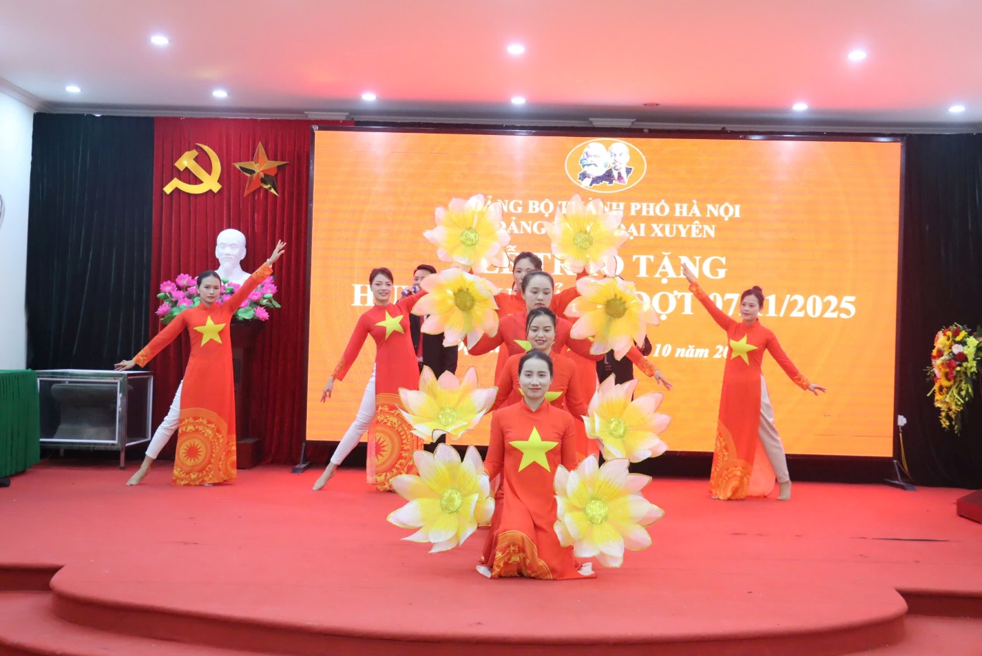 Đại Xuyên  tổ chức Lễ  trao tặng Huy hiệu Đảng đợt 7-11- Ảnh 1.